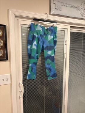 Ideology Blue & Green Abstract Active Capris